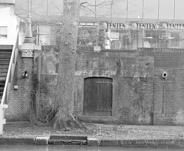 881839 Gezicht op de werfkelder langs de Oudegracht te Utrecht ter hoogte van de winkel van Perry Sport (Potterstraat 2).